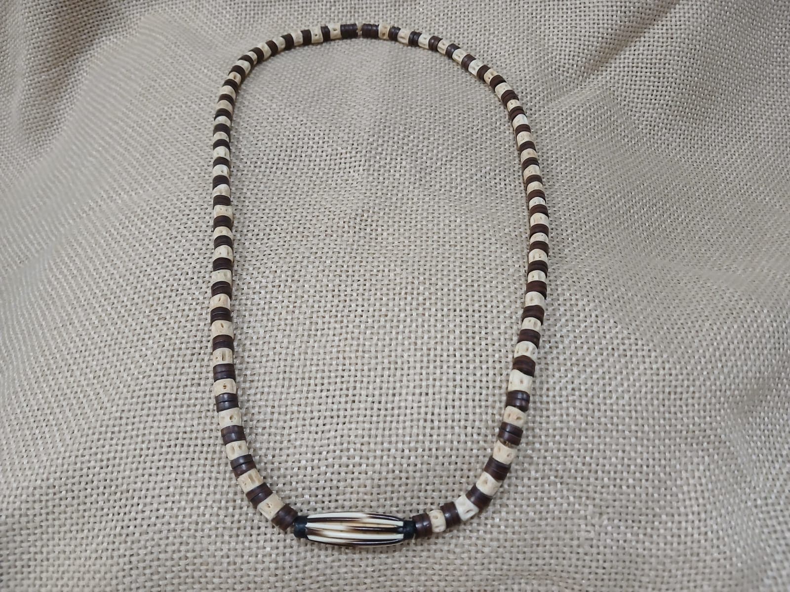 Colar de osso de peixe com tucun.