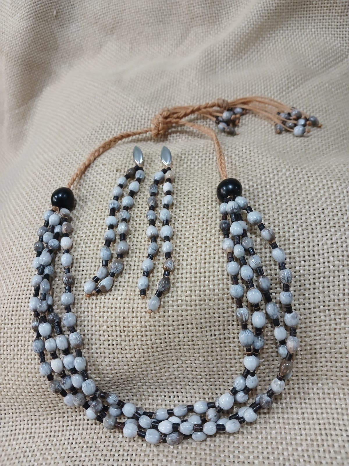 Conjunto Artesanal de Brinco e Colar de Sementes